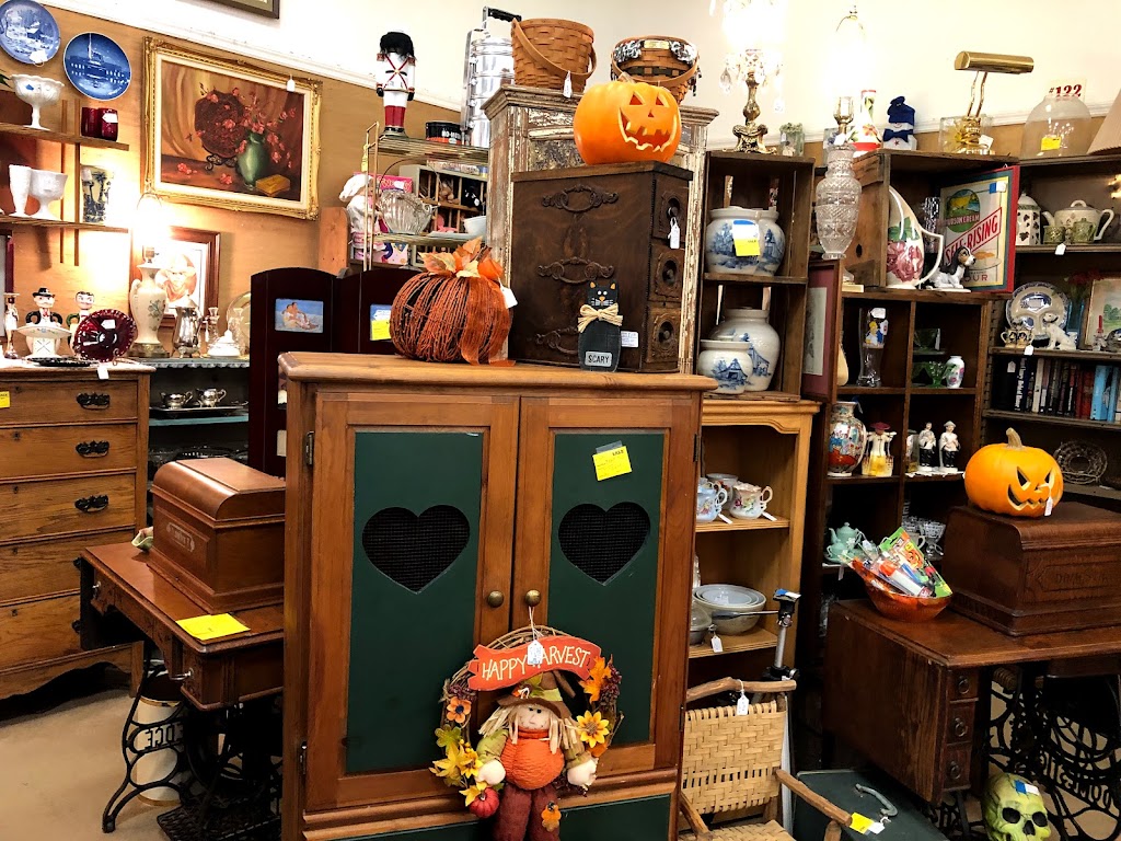 St Charles Antique Mall | 3004 S St Peters Pkwy, St Charles, MO 63303, USA | Phone: (636) 939-4178