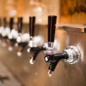 Dakodas Sports Bar & Grill / Dakodas Pub | Upstairs, 1574 Harvey Ave, Kelowna, BC V1Y 6G2, Canada | Phone: (250) 860-9500