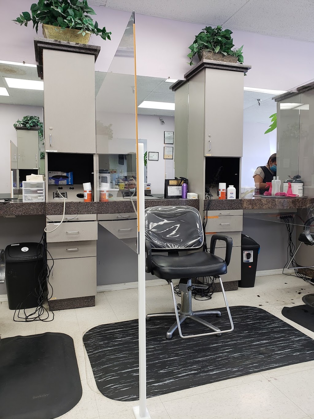 Gigis Salon | 707 N Bristol St, Santa Ana, CA 92703, USA | Phone: (714) 543-1557