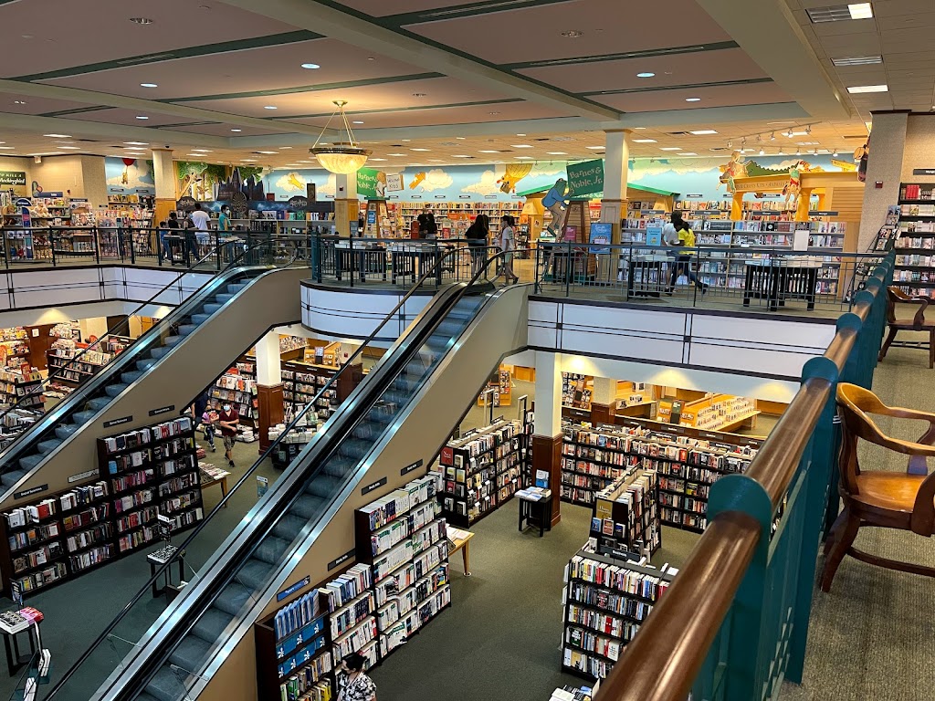 Barnes & Noble | The Commons at Calabasas Park, 4735 Commons Way, Calabasas, CA 91302, USA | Phone: (818) 222-0542