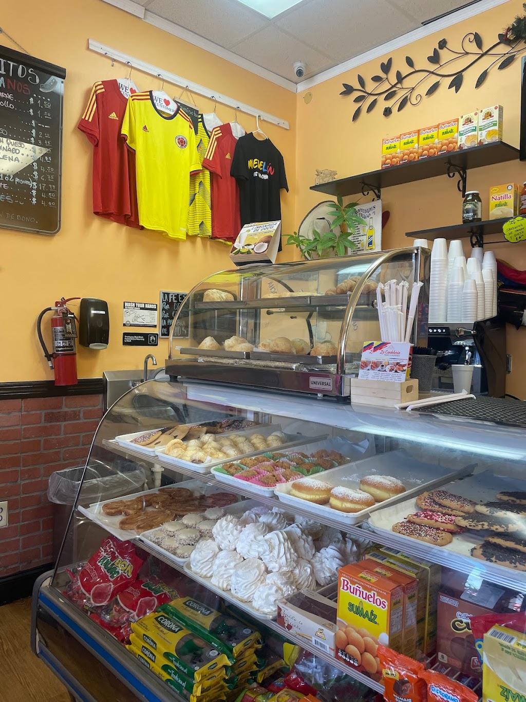 La Candelaria Bakery | 12807 SW 42nd St, Miami, FL 33175, USA | Phone: (305) 227-8892