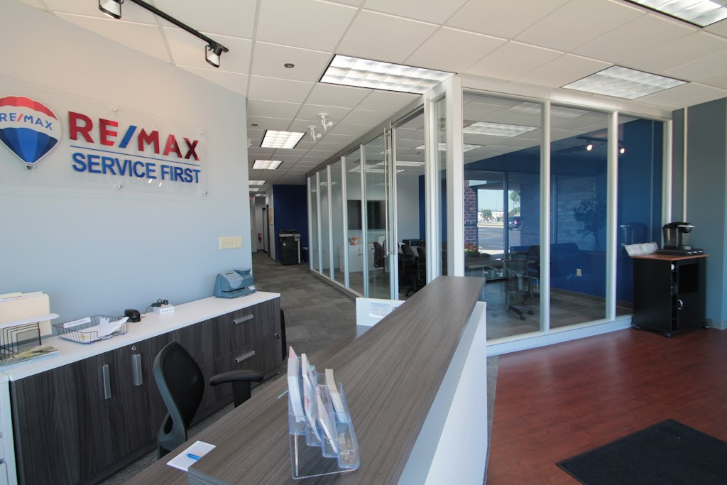 RE/MAX Service First | 21075 Swenson Dr #200, Waukesha, WI 53186, USA | Phone: (262) 287-9900