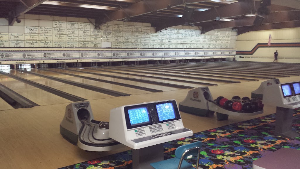 Colony Bowl | 4962 Pointe Tremble Rd, Algonac, MI 48001, USA | Phone: (810) 794-5535