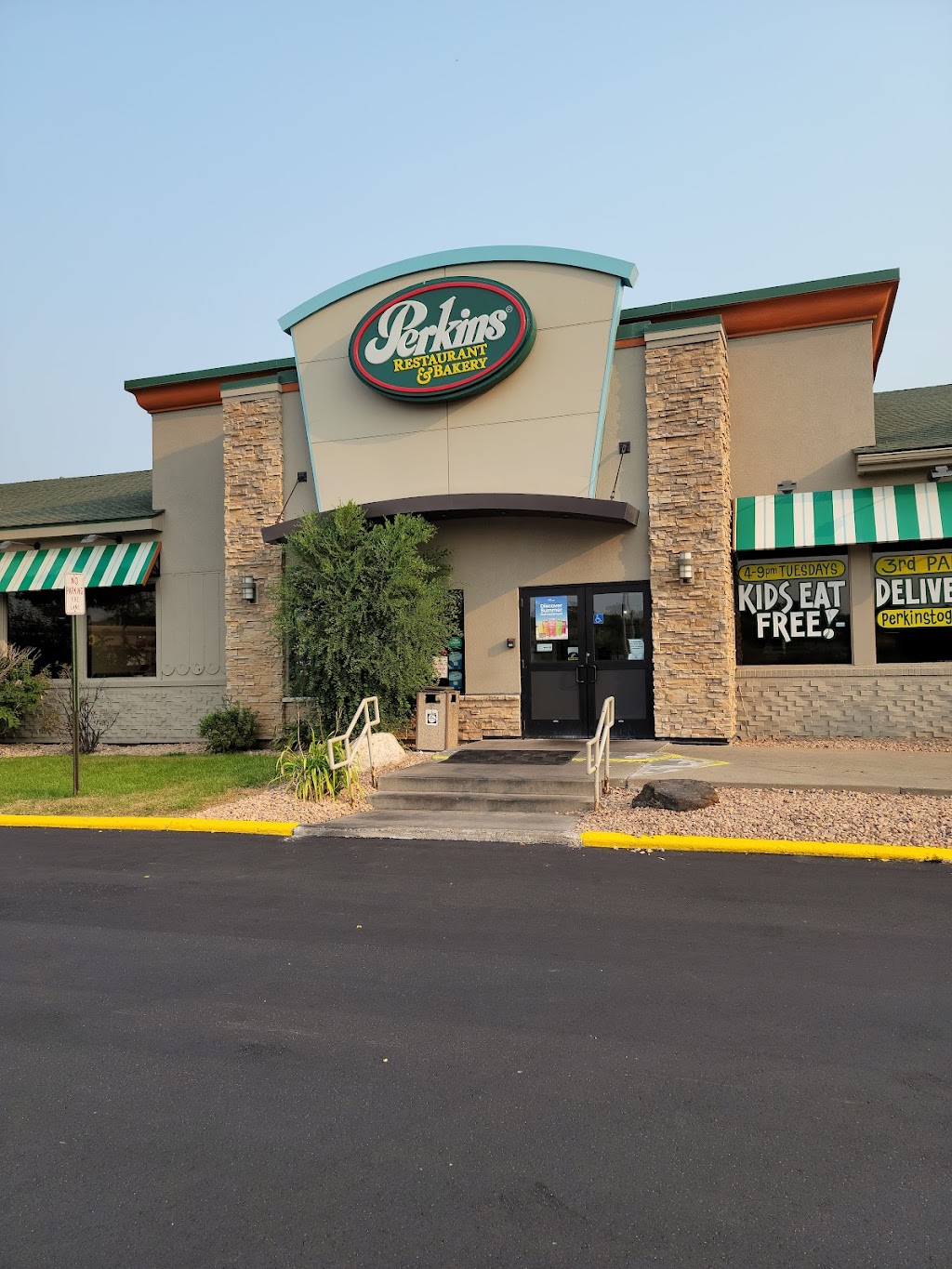 Perkins Restaurant & Bakery | 6920 Wayzata Blvd, Golden Valley, MN 55426, USA | Phone: (763) 328-0254