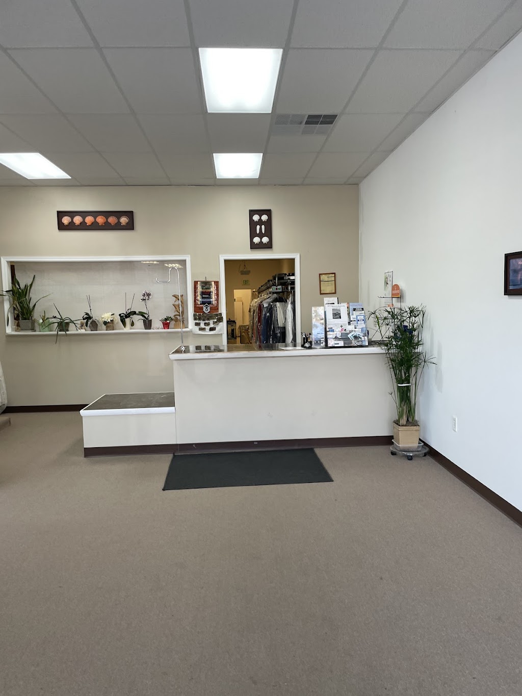 Cleaner and Tailor | G-, 2900 Hampton Hwy, Yorktown, VA 23693, USA | Phone: (757) 867-3386