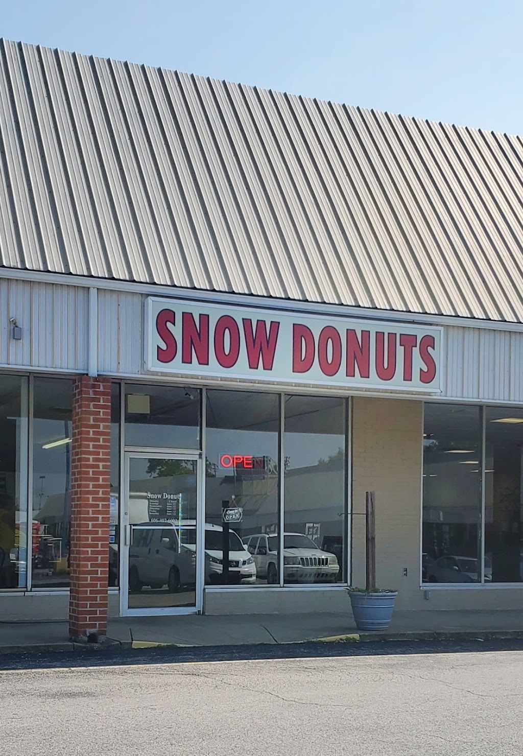 Snow Donuts | 1126B US-68, Maysville, KY 41056, USA | Phone: (606) 407-6002