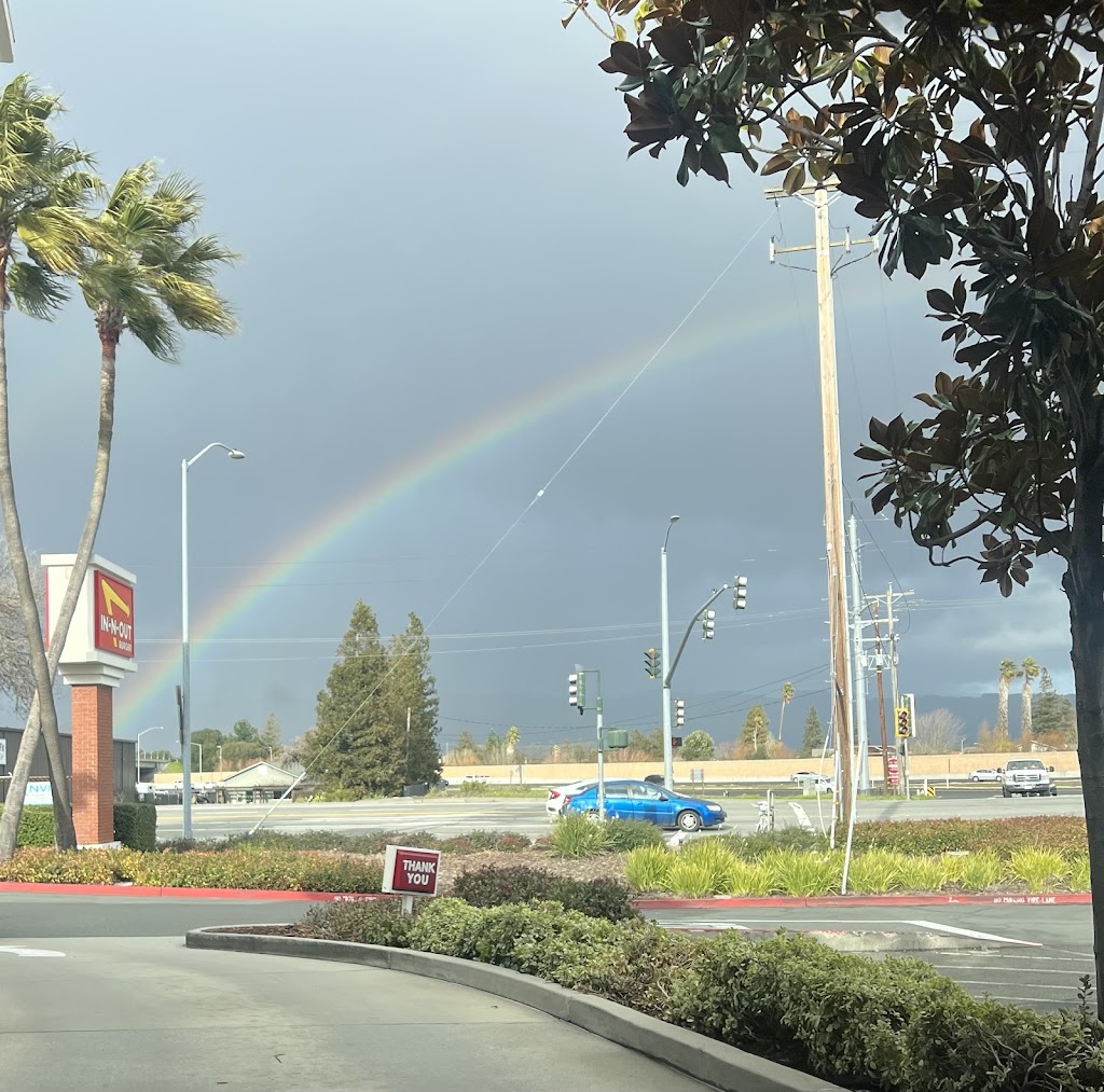 In-N-Out Burger | 1010 Lakeville Hwy, Petaluma, CA 94952, USA | Phone: (800) 786-1000