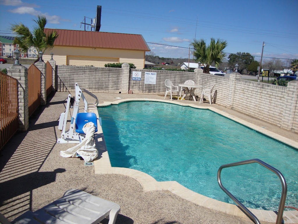 Pleasanton Executive Inn | 1927 W Oaklawn Rd, Pleasanton, TX 78064, USA | Phone: (830) 569-8747