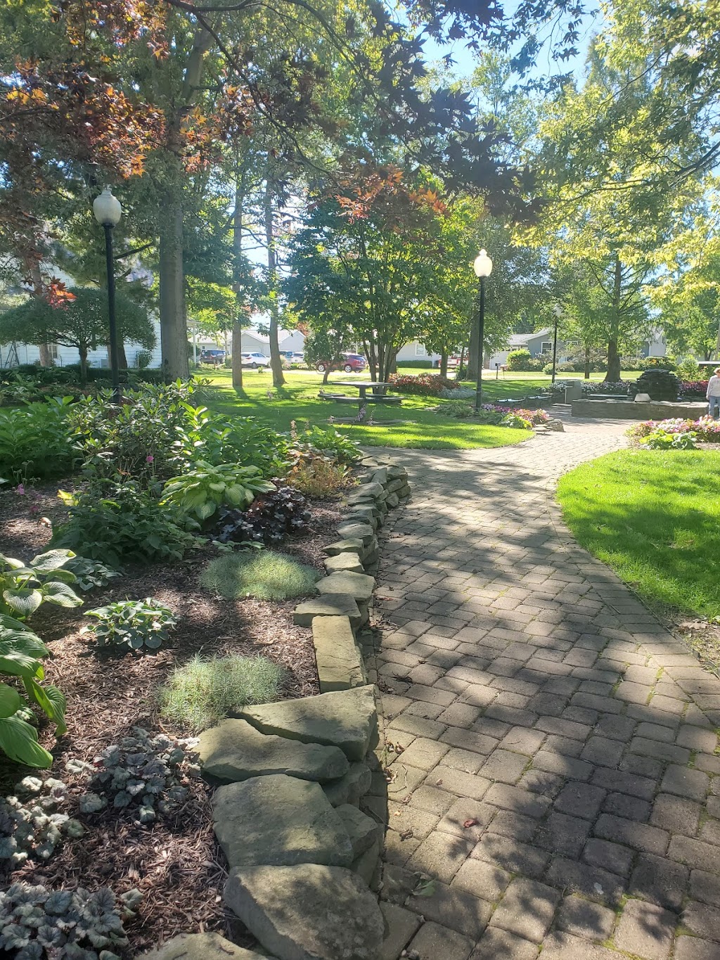 Jenny Thompson Memorial Garden | 520 W Union St, Ligonier, IN 46767, USA | Phone: (260) 894-7344