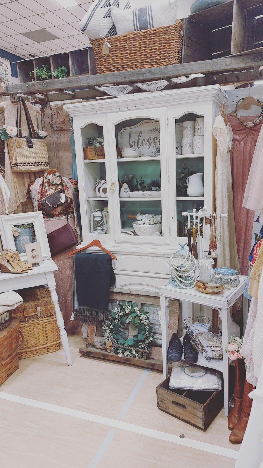 Upcycled Cottage "Vintage Finds and Boutique" | 1703 97th St E, Tacoma, WA 98445, USA | Phone: (661) 312-4397