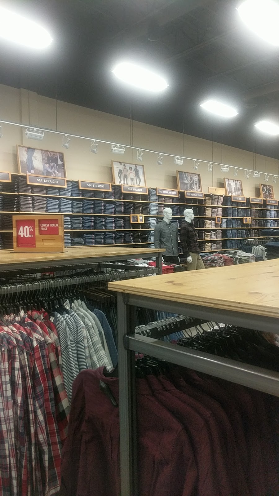 Levis Outlet Store | 300 Taylor Rd, Niagara-on-the-Lake, ON L0S 1J0, Canada | Phone: (289) 270-1938