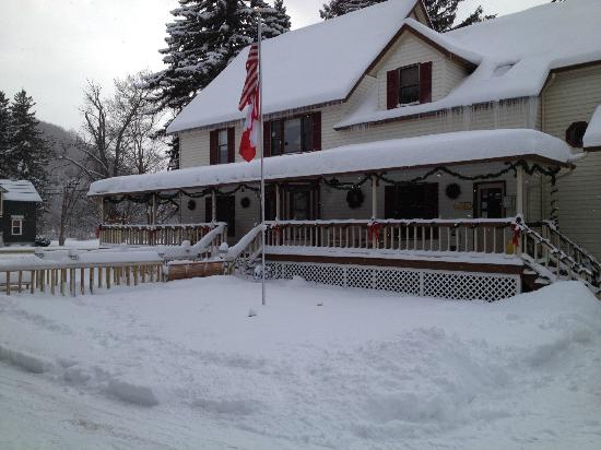 Saisons Inn | 6416 NY-242 E, Ellicottville, NY 14731, USA | Phone: (716) 699-9004