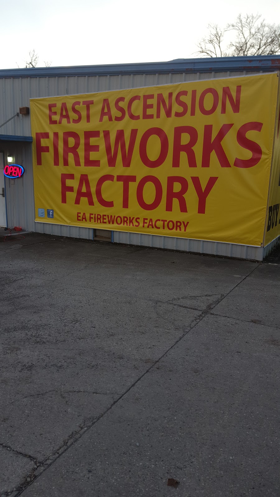 Bluehouse Fireworks | 13012 LA-44, Gonzales, LA 70737 | Phone: (225) 647-9608