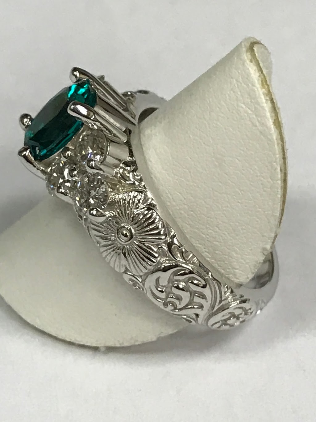 Jewelry Connection Inc | 956 Brookwood Center, Fenton, MO 63026, USA | Phone: (636) 349-0292