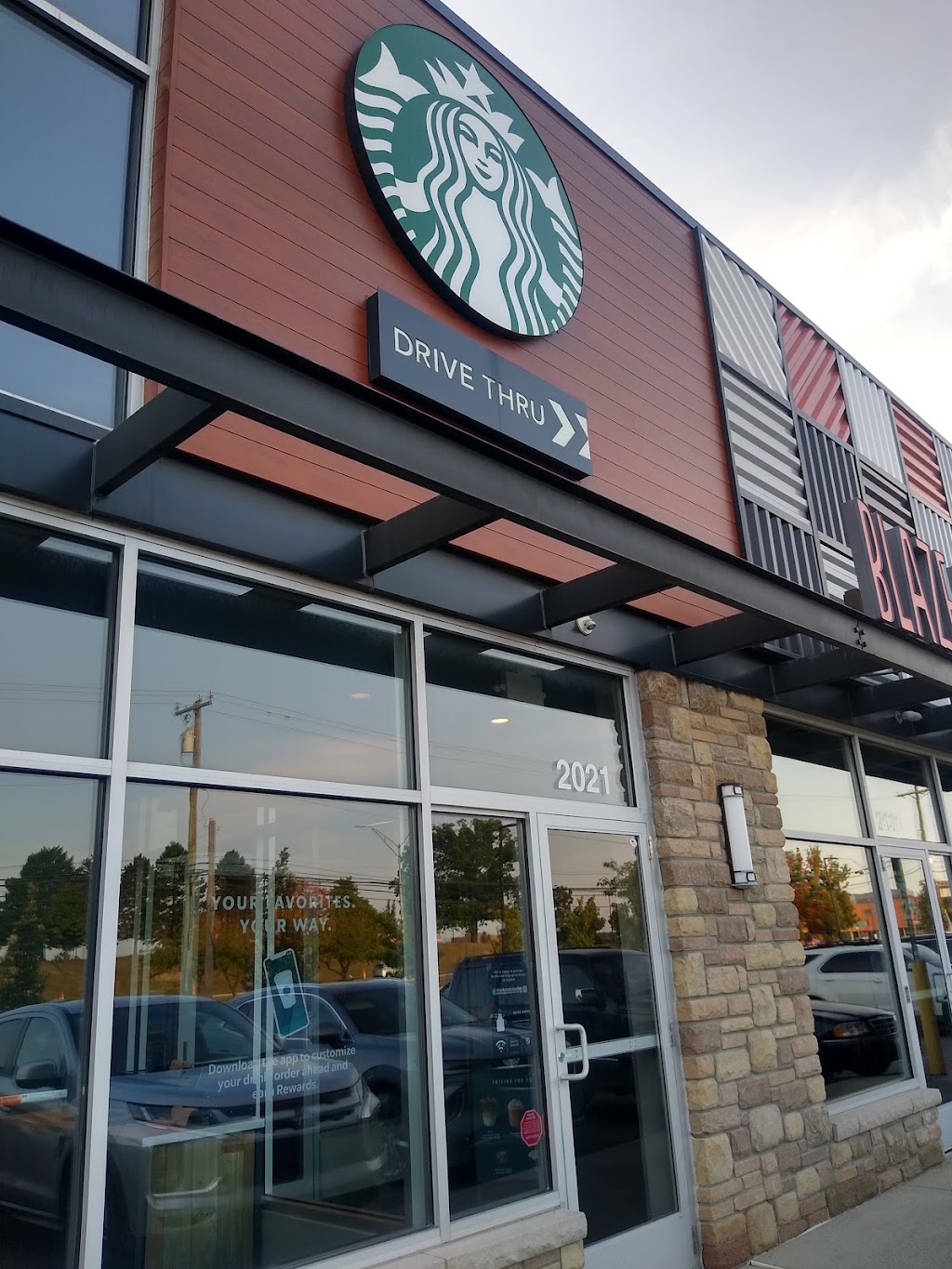 Starbucks | 2021 N Squirrel Rd, Auburn Hills, MI 48326, USA | Phone: (248) 475-9890