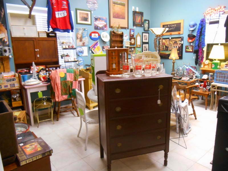 Antiques & Uniques in Ozona | 303 Orange St, Palm Harbor, FL 34683, USA | Phone: (727) 253-4976