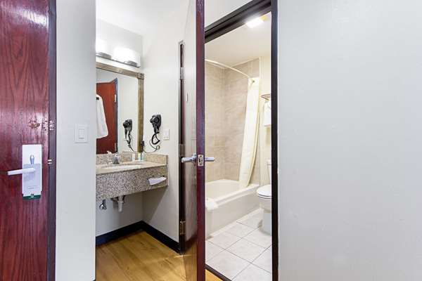 Quality Inn Greenville I-30 | 1209 I-30, Greenville, TX 75402, USA | Phone: (903) 455-7700