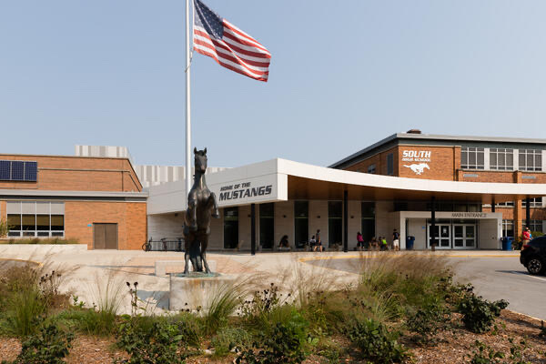 Downers Grove South High School | 1436 Norfolk St, Downers Grove, IL 60516, USA | Phone: (630) 795-8500