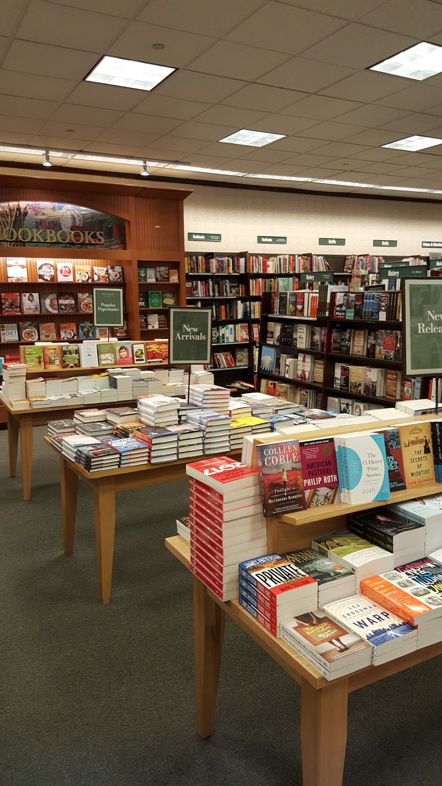 Barnes & Noble | Central Plaza 2614, Central Park Ave, Yonkers, NY 10710, USA | Phone: (914) 771-6400