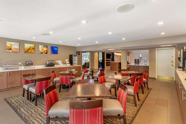 Comfort Suites Oakbrook Terrace near Oakbrook Center | 17W445 Roosevelt Rd, Oakbrook Terrace, IL 60181, USA | Phone: (630) 916-1000