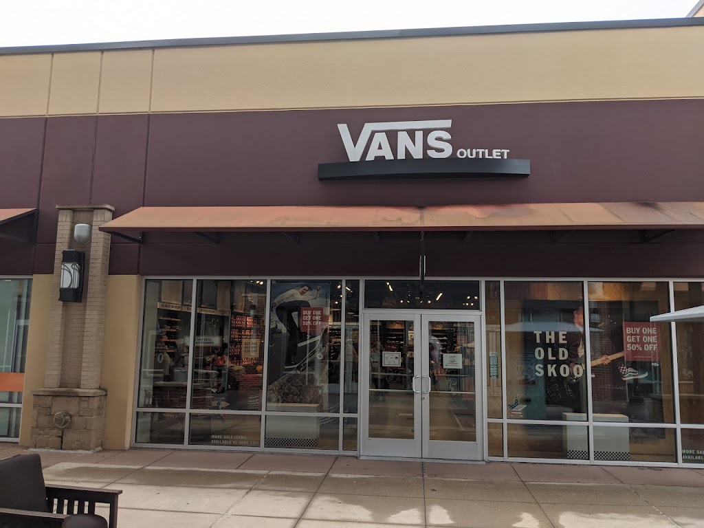 Vans Outlet | 18527 Outlet Blvd #721, Chesterfield, MO 63005, USA | Phone: (636) 536-9624