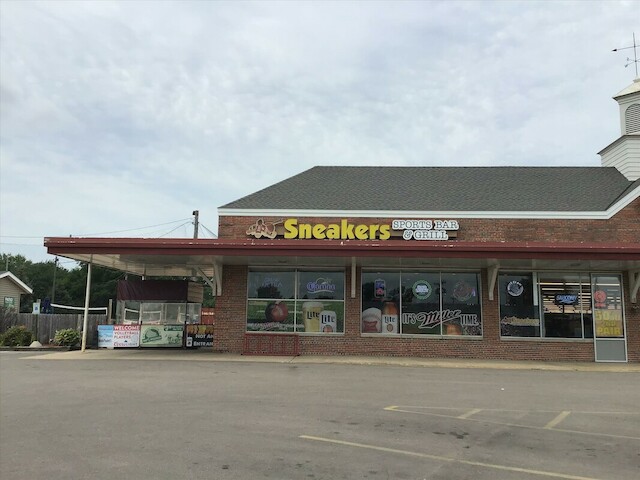 Sneakers Sports Bar & Grill | 1221 Woodman Rd #100, Janesville, WI 53545, USA | Phone: (608) 756-1221