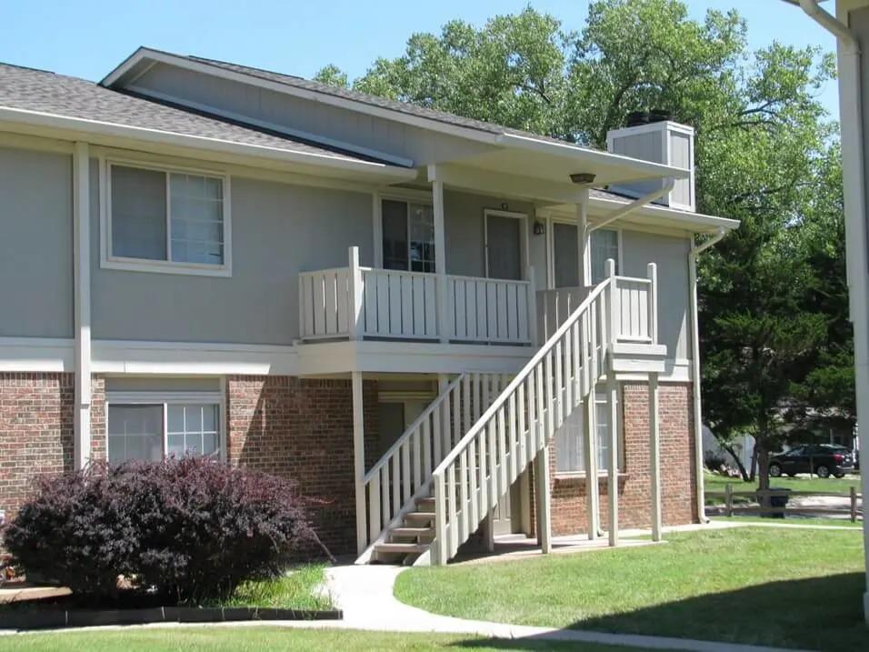 Hearth Hollow Apartments | 200 S Woodlawn Blvd, Derby, KS 67037, USA | Phone: (316) 633-4917