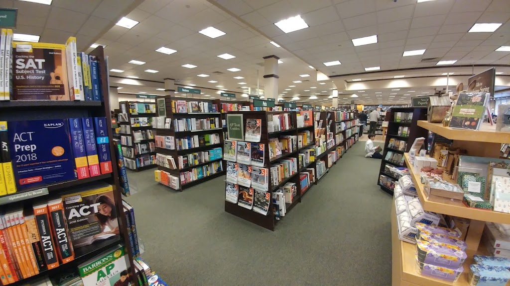 Barnes & Noble | Central Plaza 2614, Central Park Ave, Yonkers, NY 10710, USA | Phone: (914) 771-6400