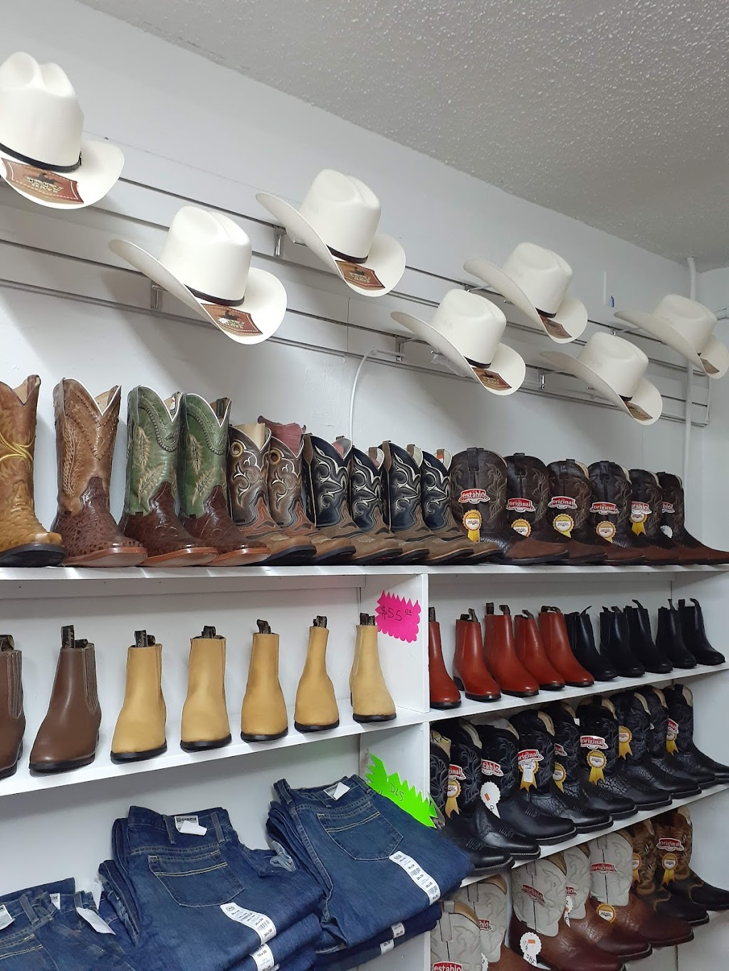 Zapateria Leon Guanajuato | 3109 Vaughn Blvd, Fort Worth, TX 76105, USA | Phone: (817) 757-8088