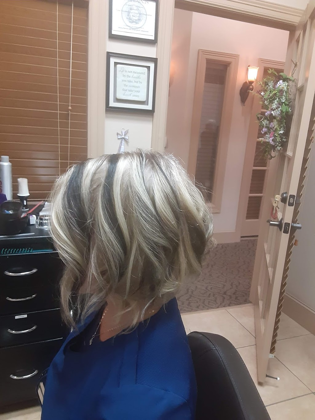 Dee Moore at Salons On The Hill | 714 Grapevine Hwy Suite 24, Hurst, TX 76054, USA | Phone: (682) 551-0296