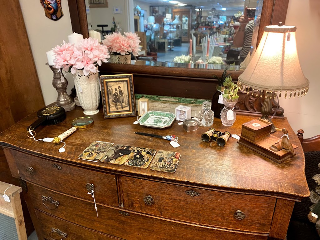 Crystal Heart Vintage & Antique Finds | 921 Osborne St, St Marys, GA 31558, USA | Phone: (912) 673-8884