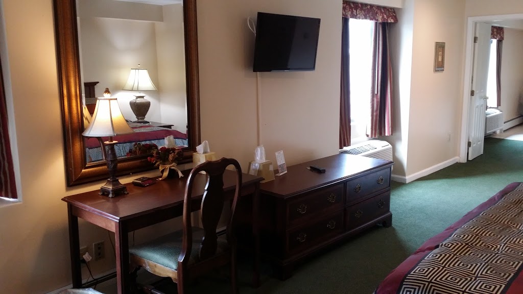 Golden Circle Inn & Suites | 706 US-9, Latham, NY 12110, USA | Phone: (518) 785-0776