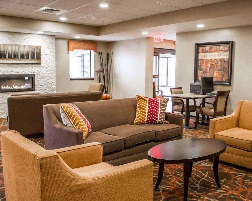 Comfort Inn & Suites | 5 Park Center Dr, Wadsworth, OH 44281, USA | Phone: (330) 336-7692