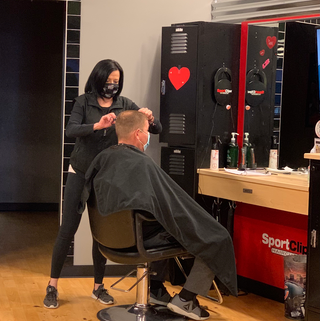 Sport Clips Haircuts of Fenton - Gravois Bluffs | 794 Gravois Bluffs Blvd, Fenton, MO 63026, USA | Phone: (636) 326-1344