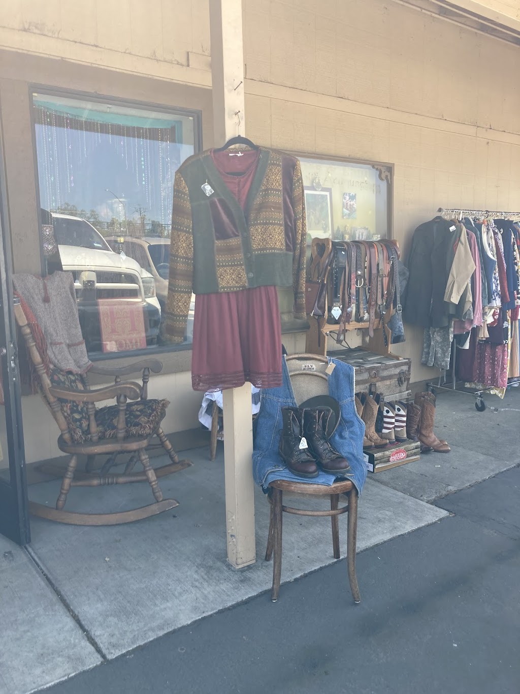 Zivah Vintage | roundabout next to Diner, 18726 CA-49 at, Plymouth, CA 95669 | Phone: (916) 996-0857