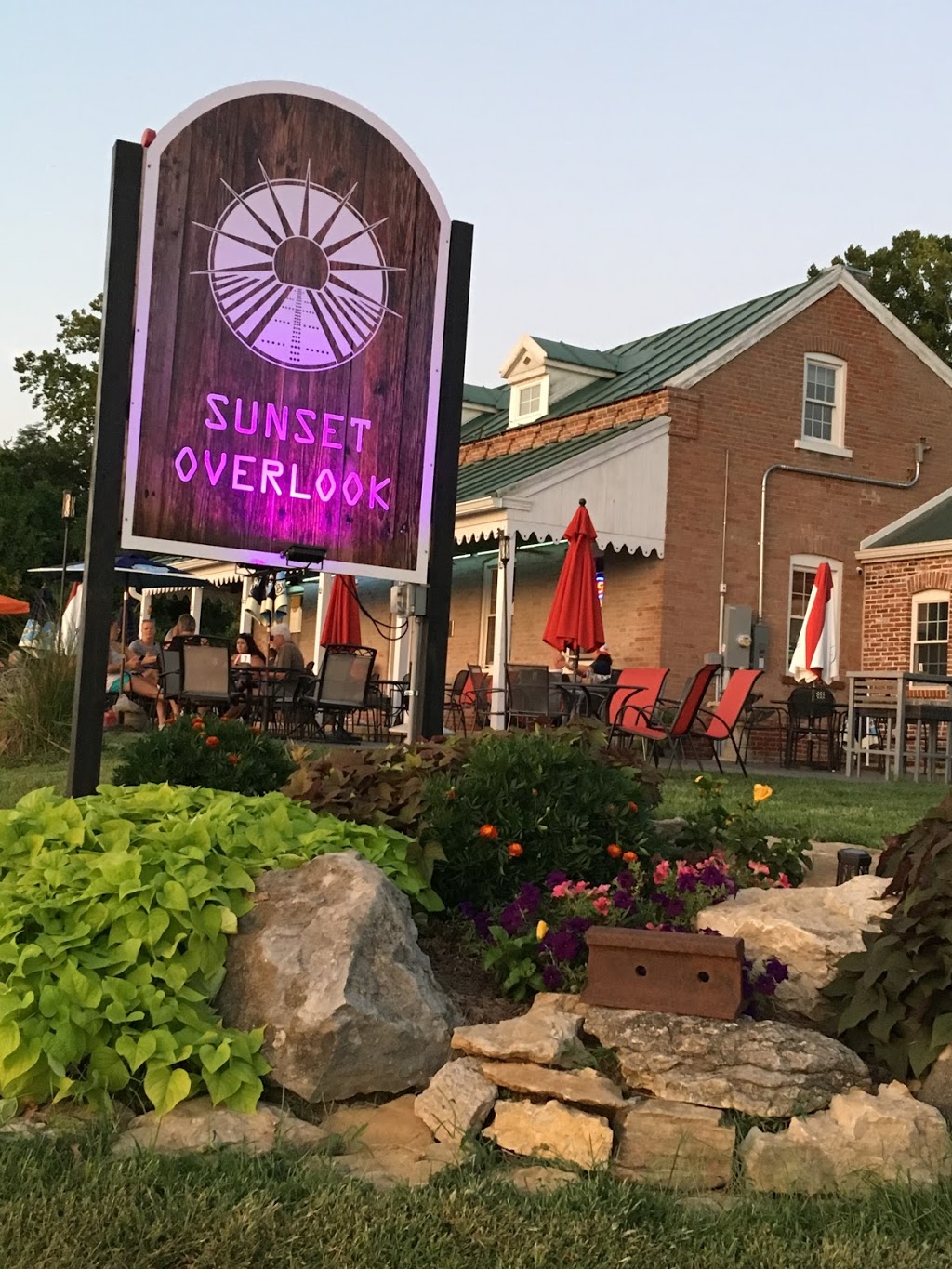 Sunset Overlook | 11604 Bluff Rd, Columbia, IL 62236, USA | Phone: (618) 281-7867