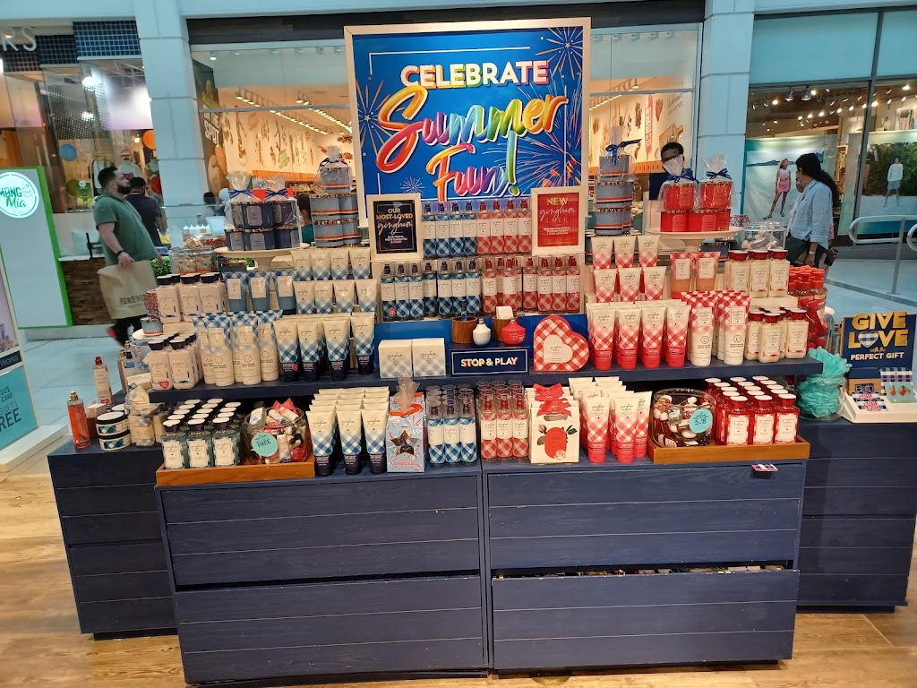 Bath & Body Works | 100 Parsonage Rd, Edison, NJ 08837, USA | Phone: (732) 744-0656