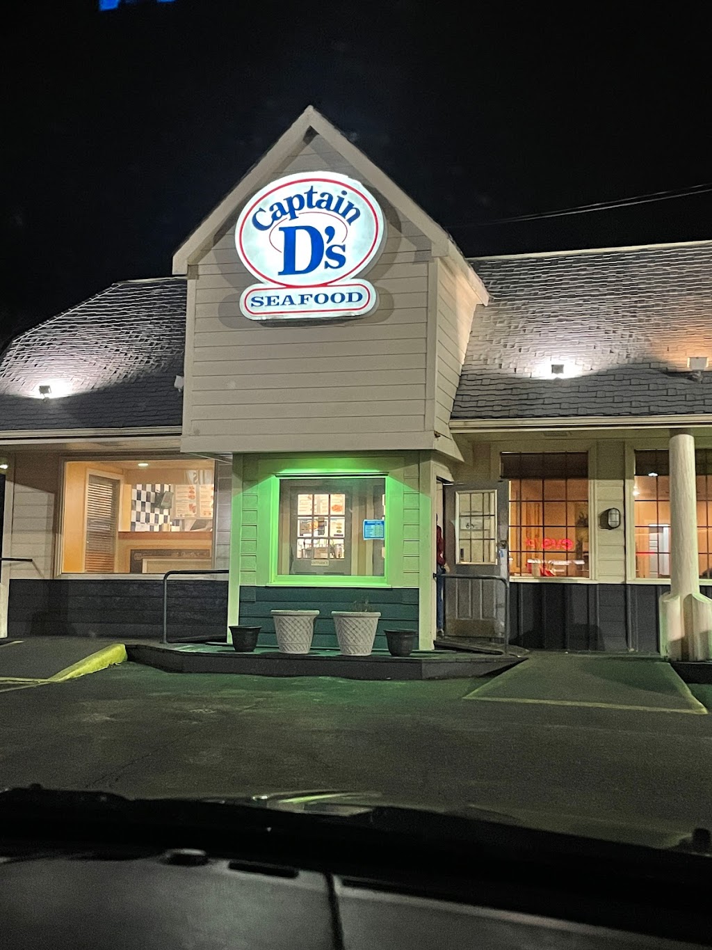 Captain Ds | 6667 E Virginia Beach Blvd, Norfolk, VA 23502, USA | Phone: (757) 461-6030