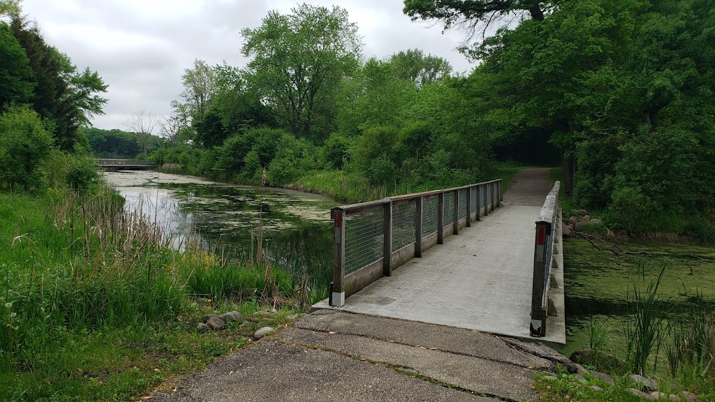 Lakewood Fort Hill Trail Parking | Trailhead parking is on west side of Gilmer Rd north of, IL-176, Mundelein, IL 60060, USA | Phone: (847) 367-6640