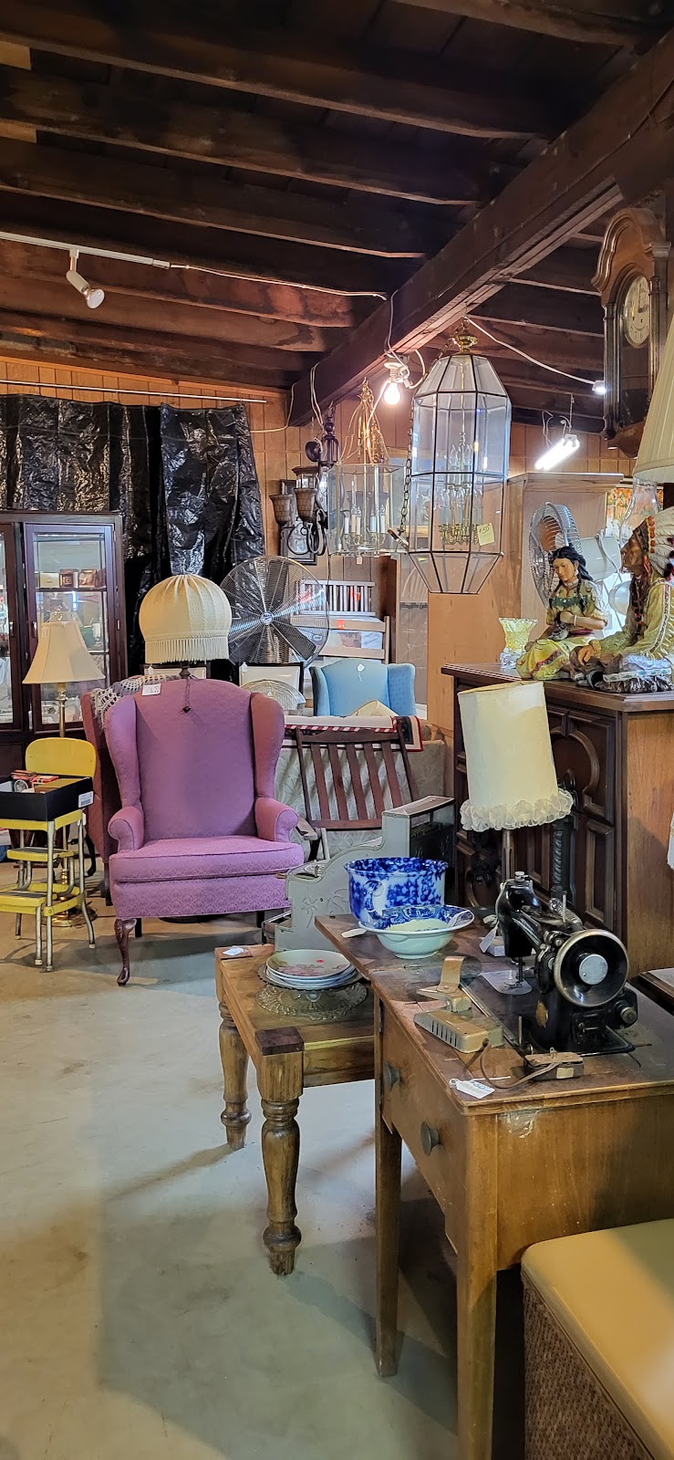 Village Square Antiques | 202 W State St, Pocahontas, IL 62275, USA | Phone: (618) 669-2825