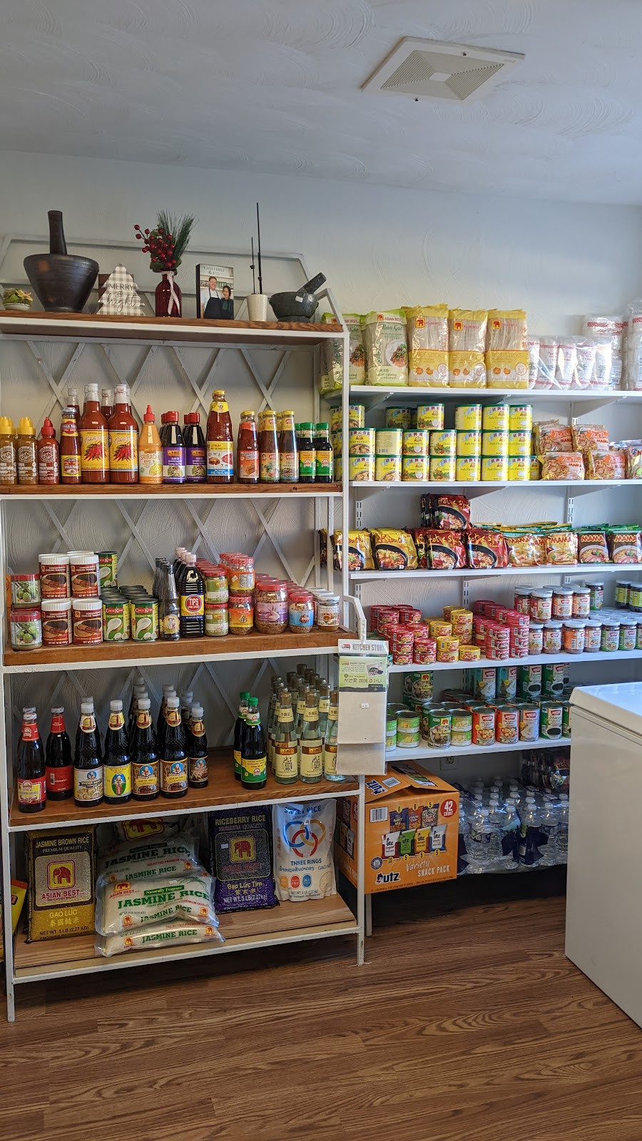 Chili Hill Food Market | 302 Main St, Smithfield, VA 23430 | Phone: (757) 450-4693