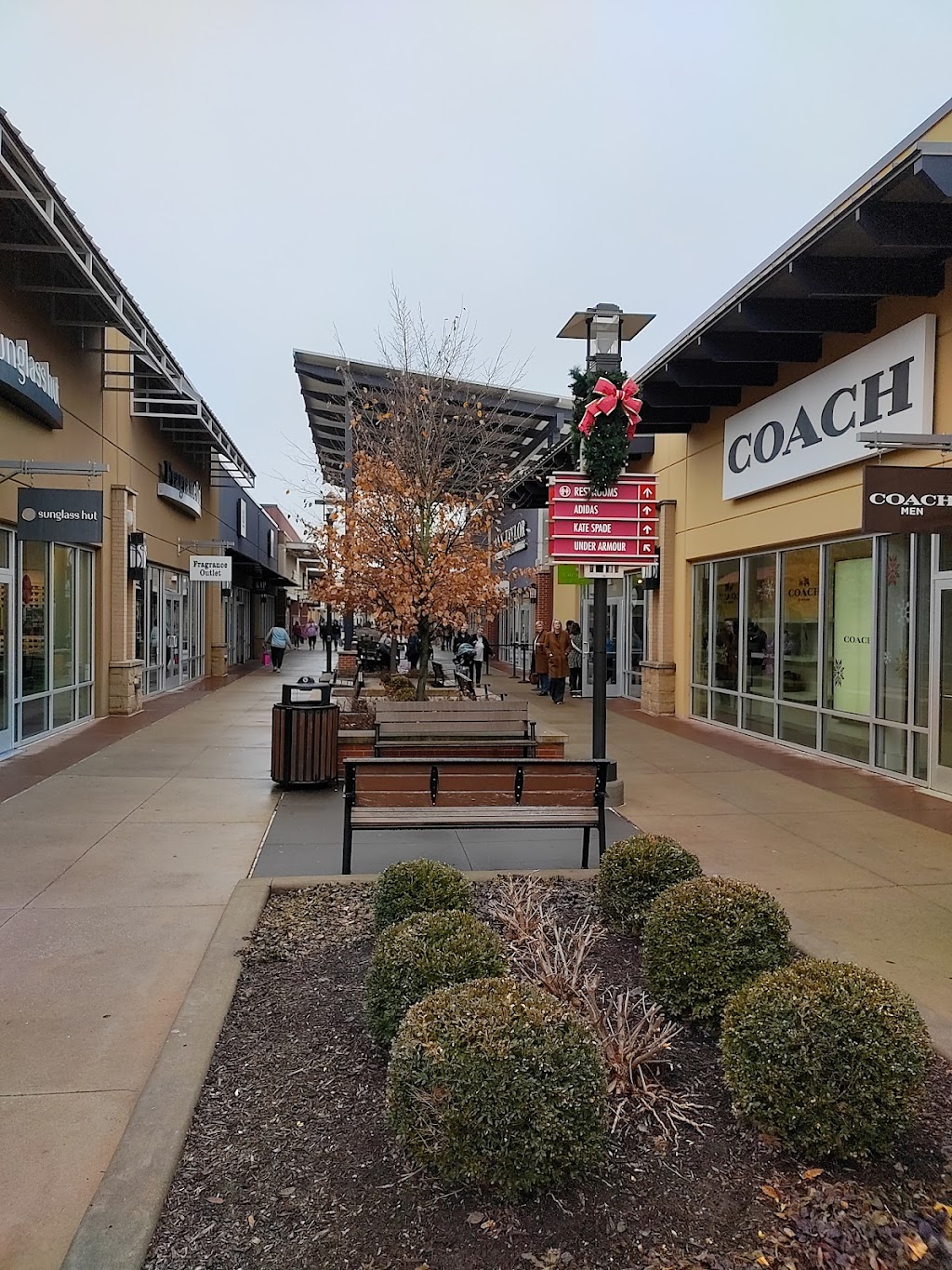 St. Louis Premium Outlets | 18521 Outlet Blvd, Chesterfield, MO 63005, USA | Phone: (314) 399-8163