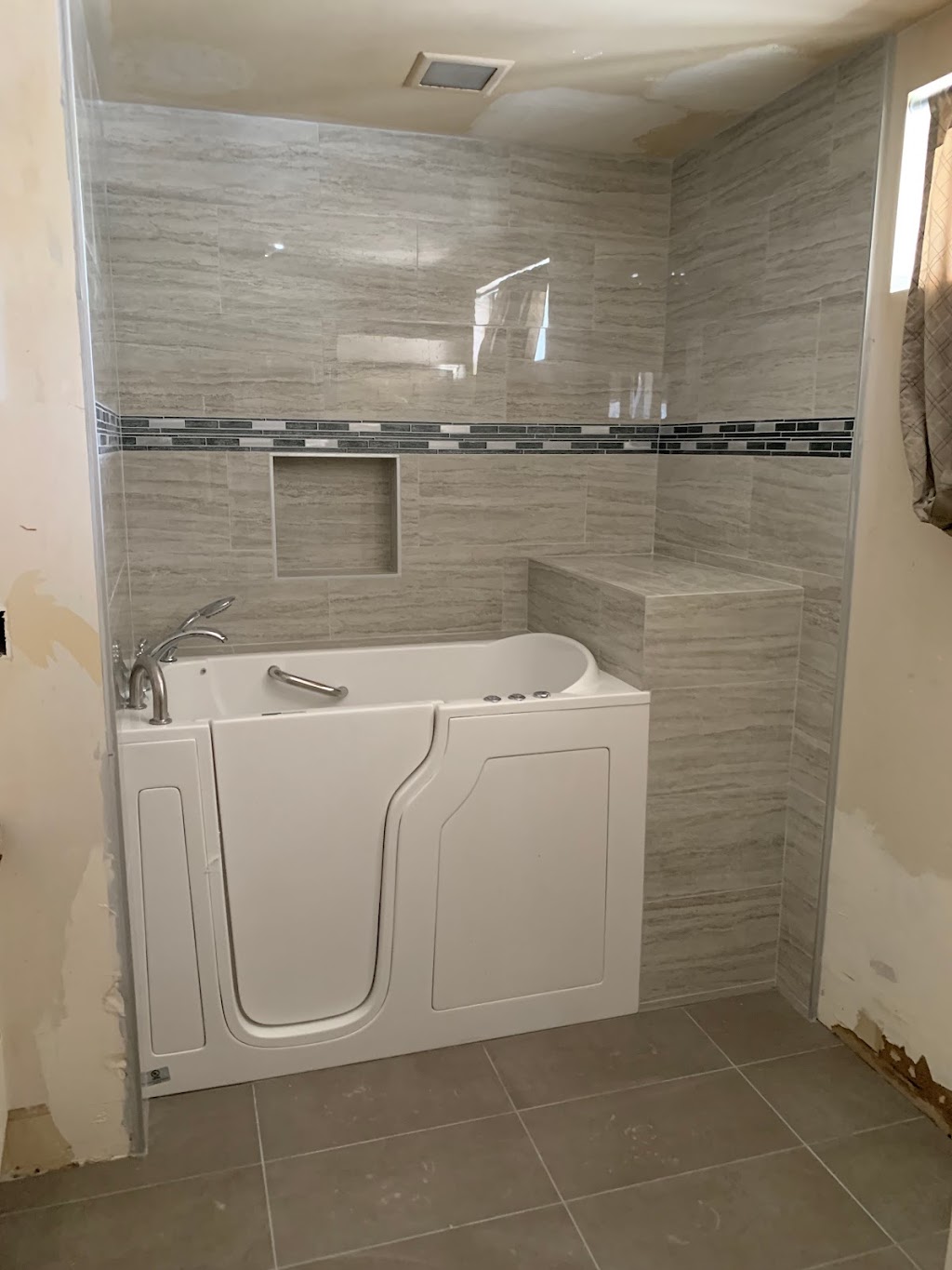 Walk In Tub Central | 7116 Valjean Ave, Van Nuys, CA 91406, USA | Phone: (855) 200-0882