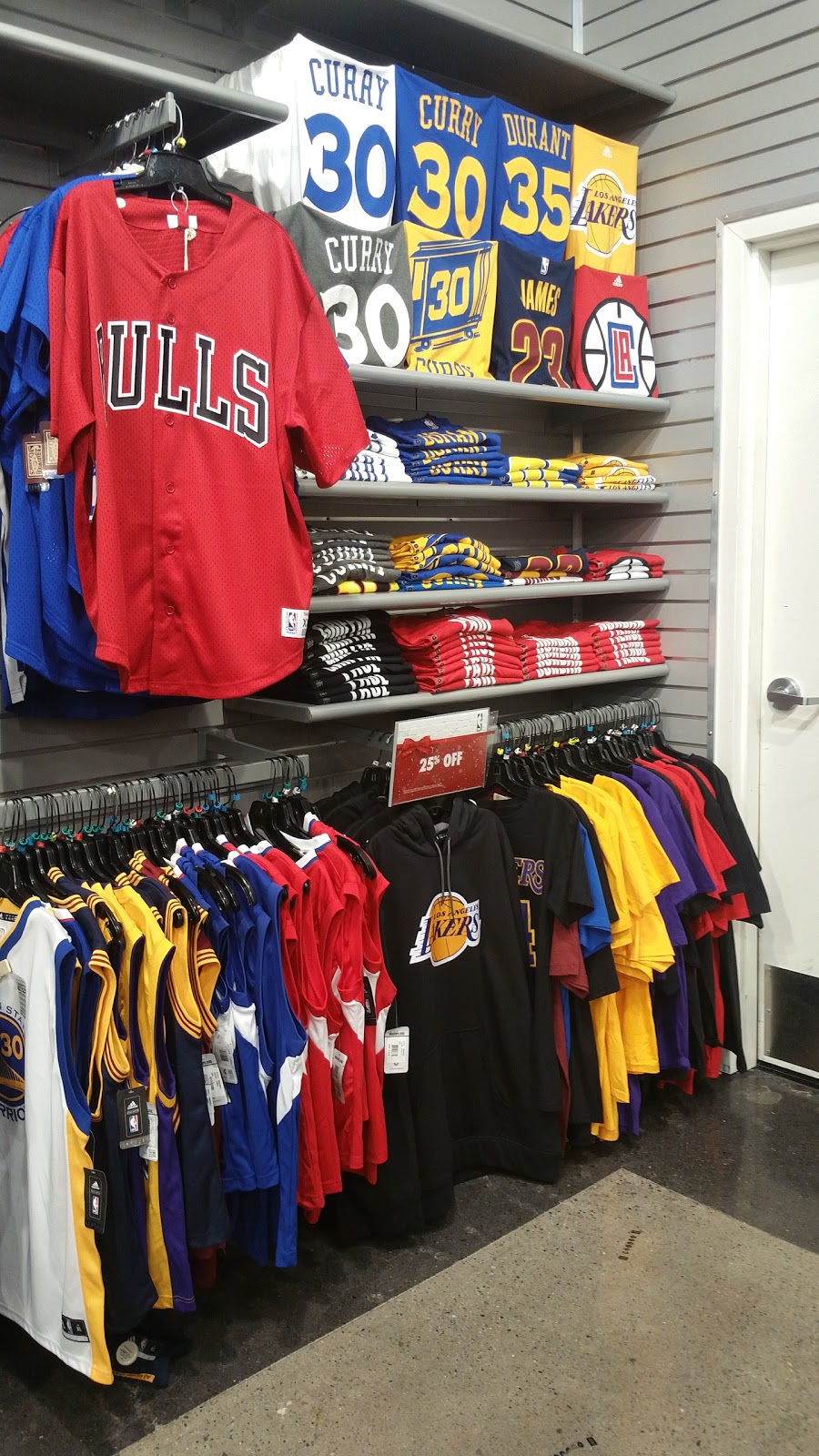 Champs Sports | 484 Plaza Dr, West Covina, CA 91790, USA | Phone: (626) 962-6433