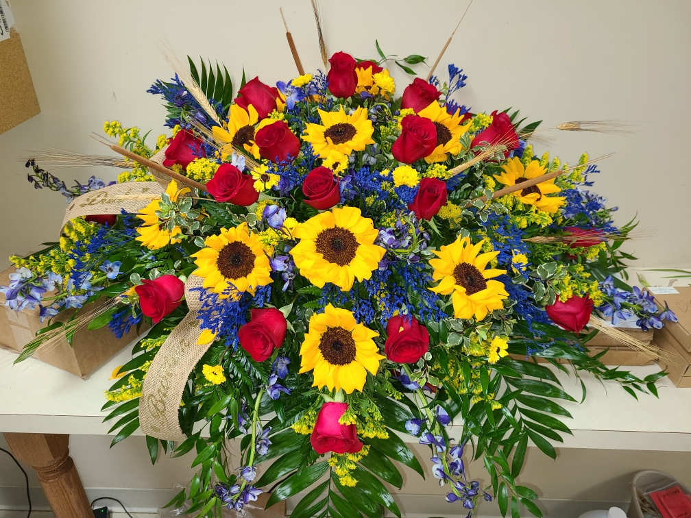 Blossoms and Heirlooms Florist | 107 Highland Ave, Vine Grove, KY 40175, USA | Phone: (270) 877-2884