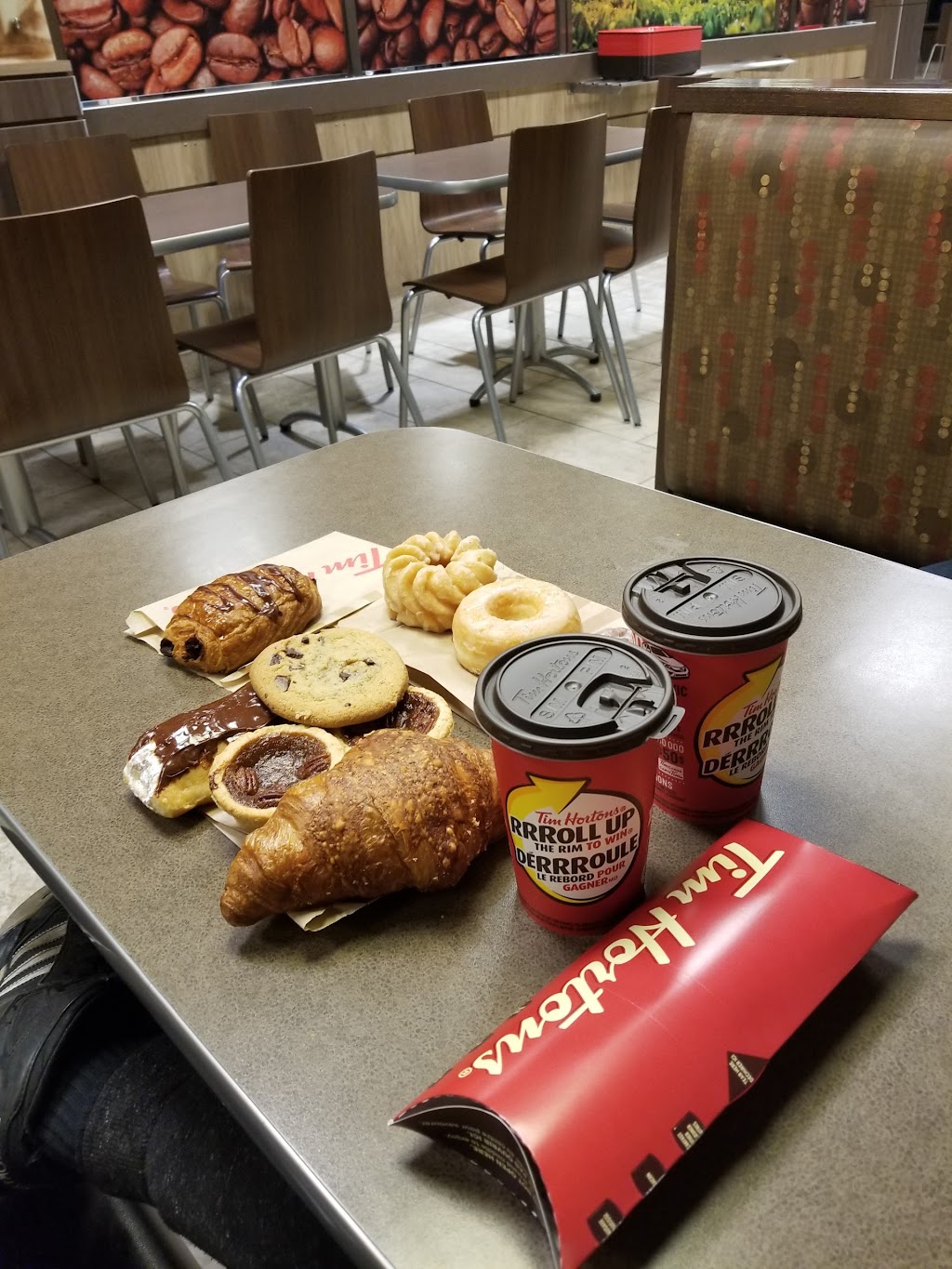 Tim Hortons | 211 Louth St, St. Catharines, ON L2R 7B5, Canada | Phone: (905) 984-6141