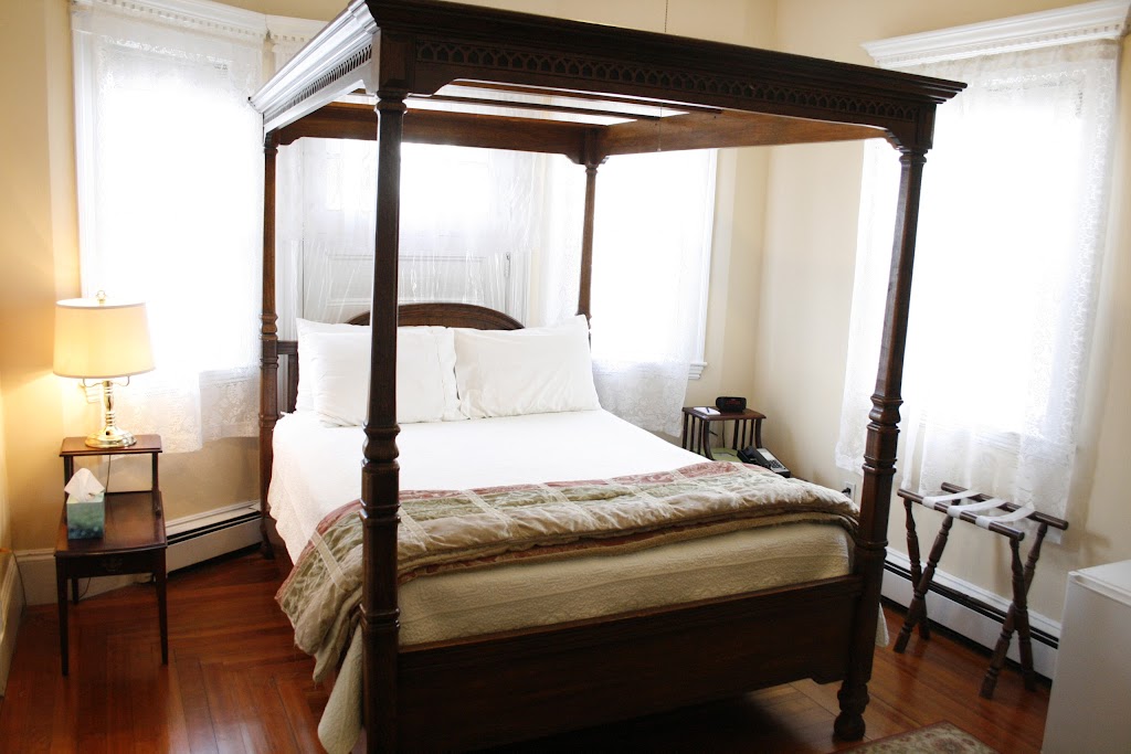 Coolidge Corner Guest House | 17 Littell Rd, Brookline, MA 02446, USA | Phone: (617) 734-4041