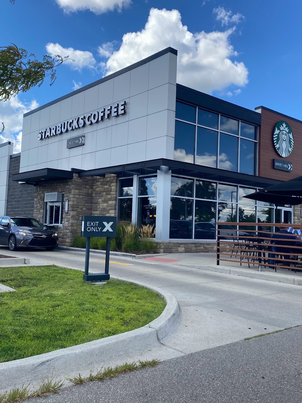 Starbucks | 2021 N Squirrel Rd, Auburn Hills, MI 48326, USA | Phone: (248) 475-9890