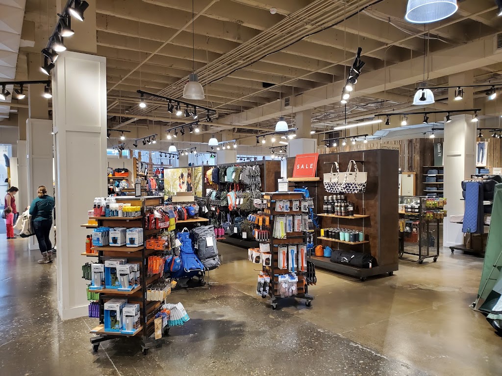 L.L.Bean | 131 Colonie Center, Albany, NY 12205, USA | Phone: (888) 552-5519