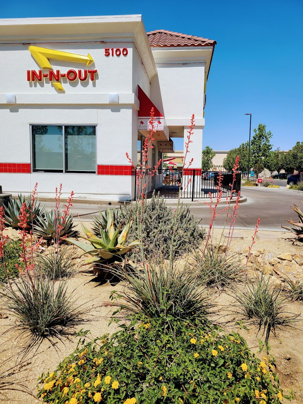 In-N-Out Burger | 5100 Stockdale Hwy, Bakersfield, CA 93309, USA | Phone: (800) 786-1000